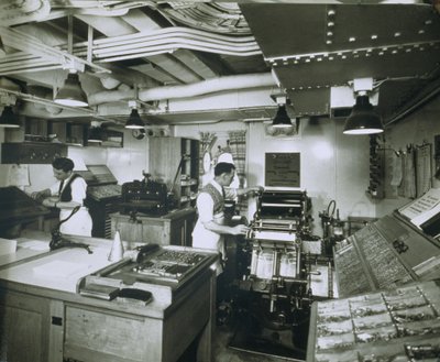 Uitzicht op de drukpers aan boord van de 